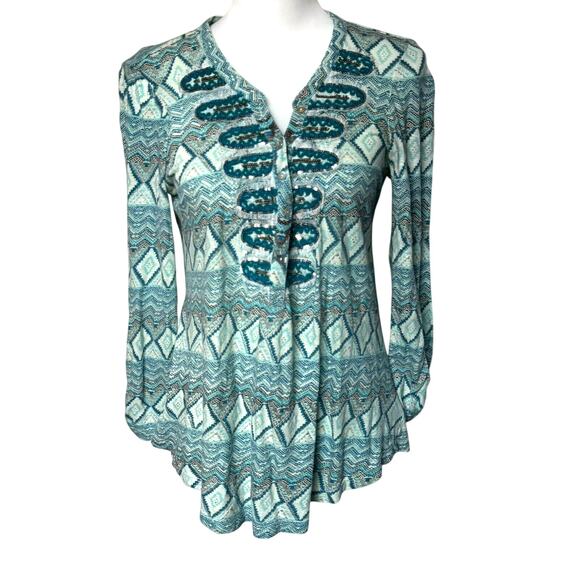 ANTHROPOLOGIE AKEMI & KIN Large Blue Diamond Print Boho Roll Tab Embellished Top - Picture 2 of 10